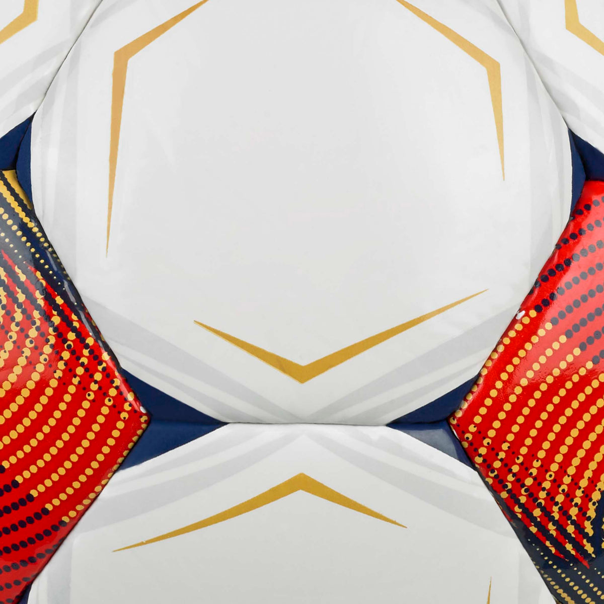 Närbild av Colpo Di Testa v26 fotboll med vita paneler och röda, guld- och marinblå detaljer.