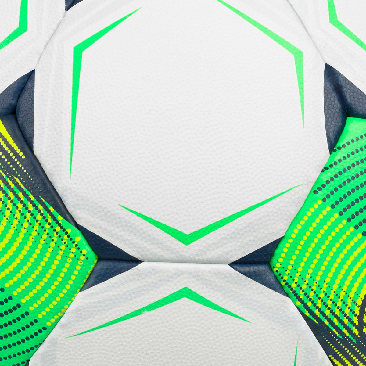 Närbild av Goalie Reflex v26 fotboll, vita paneler med gröna, gula och marinblå detaljer.