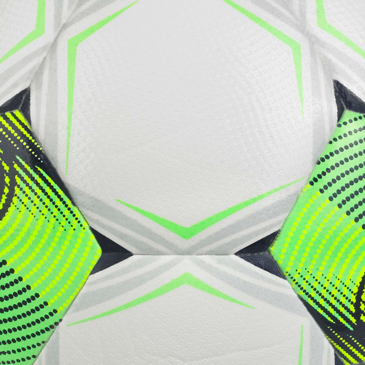 Nærbillede af Talento Light v26 fodbold, hvide paneler med grønne og sorte geometriske detaljer