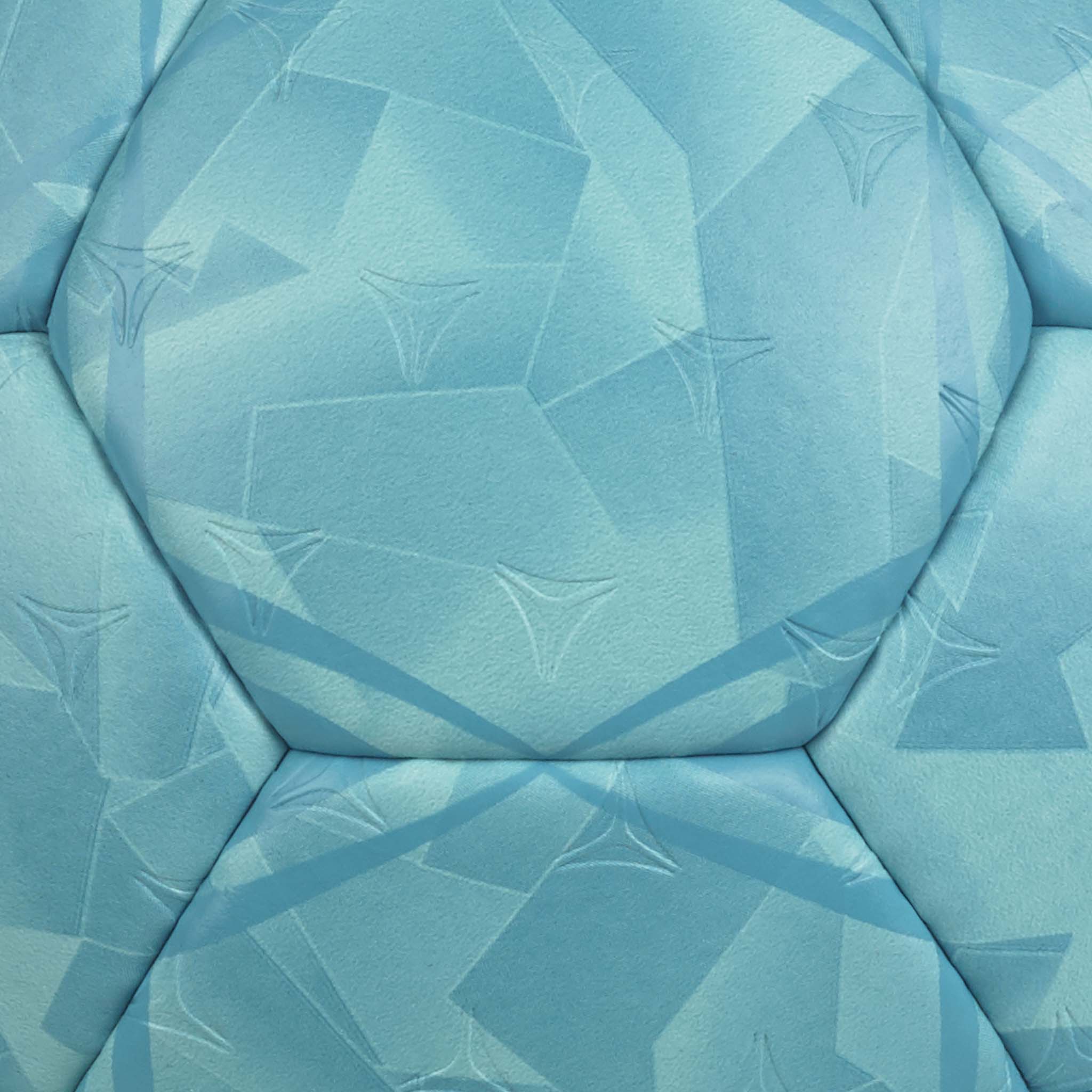 Närbild av blå Solera v26 handboll med strukturerade paneler och geometriska mönster i ljusblå och turkosa nyanser.