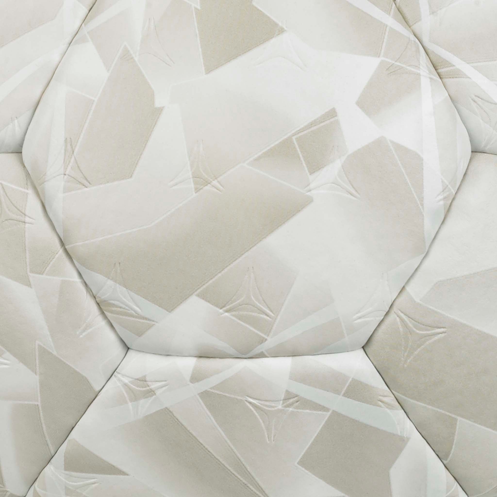 Närbild av vit Solera v26 handboll med beige geometriskt panelmönster och texturerad yta.