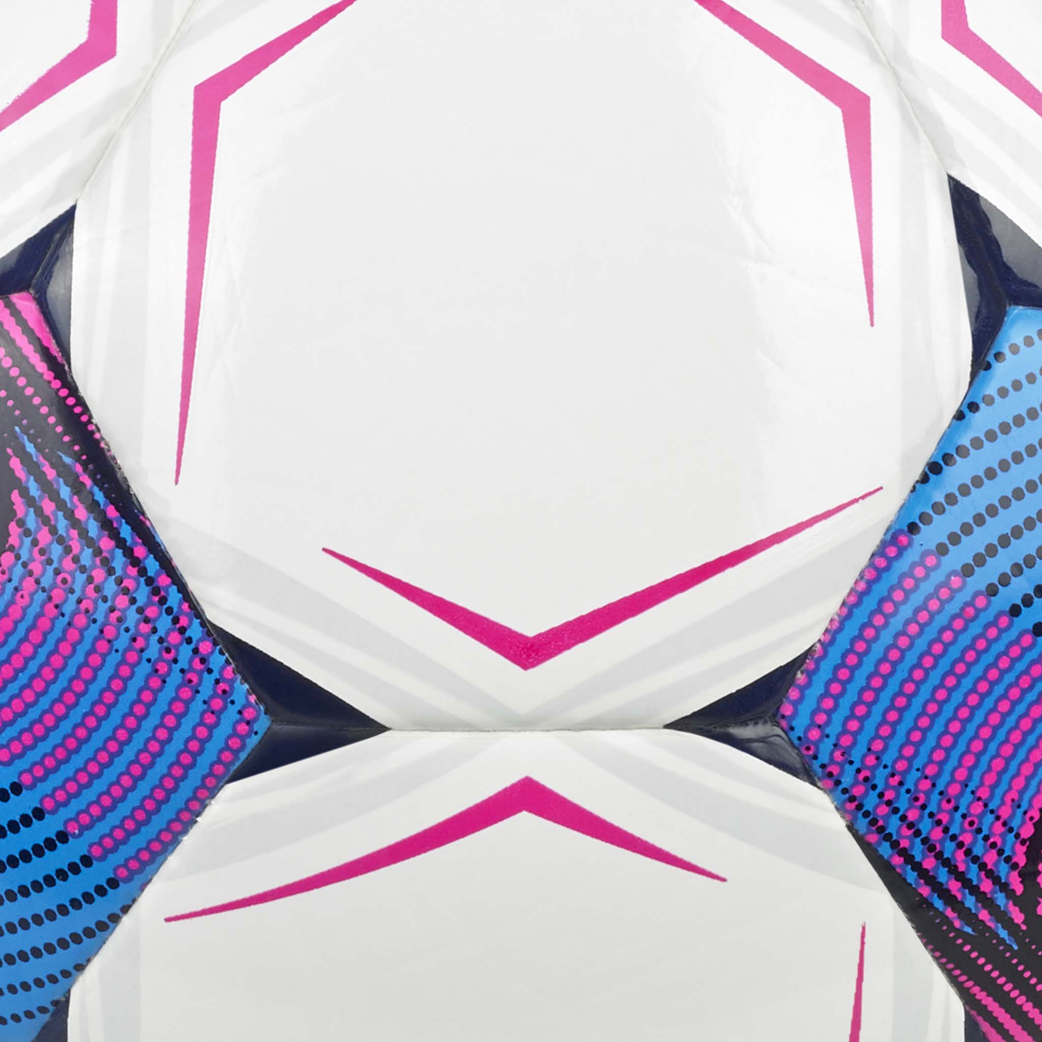 Närbild av Futsal Light v26 futsalboll, vita paneler med rosa, blå och marinblå detaljer.