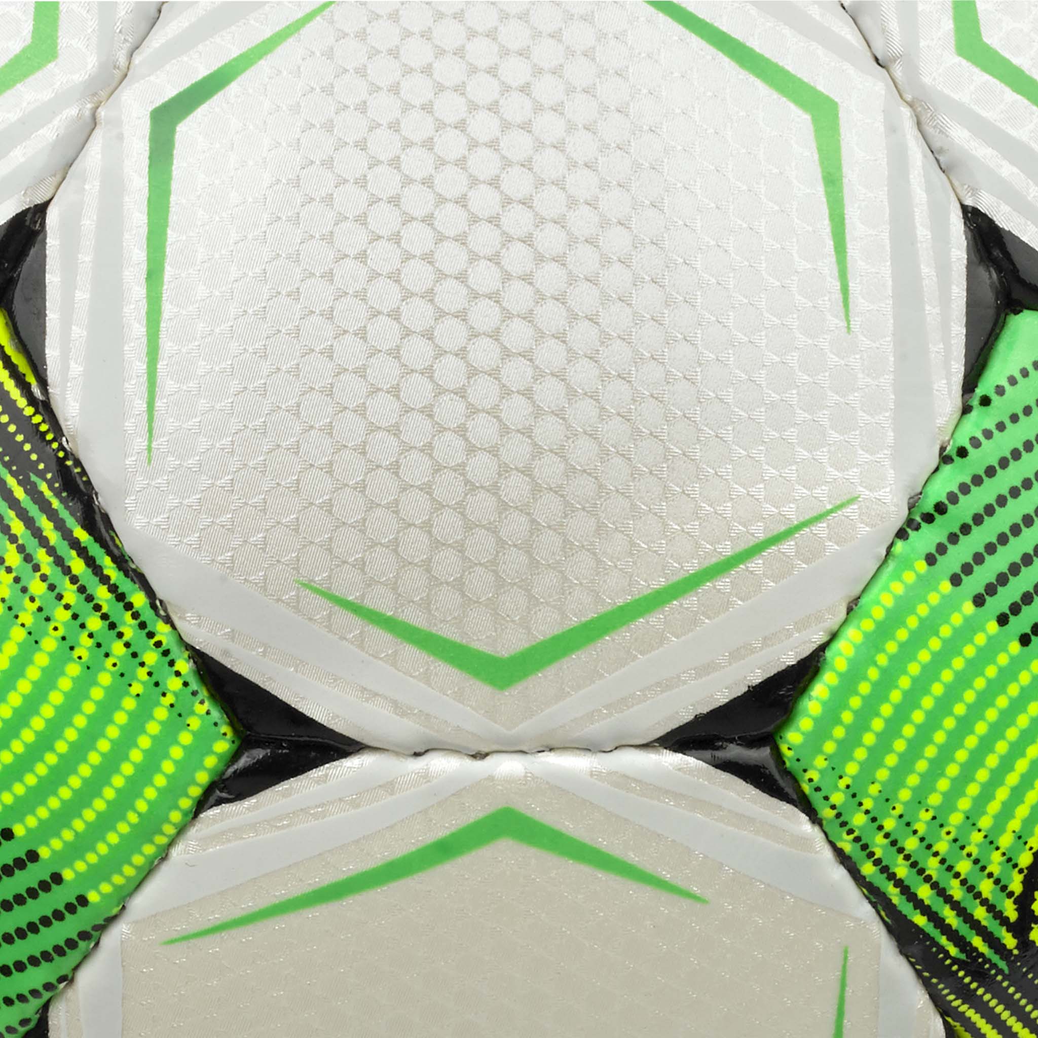 Närbild av Futsal Mimas v26 fotboll, vita texturerade paneler med gröna och gula detaljer