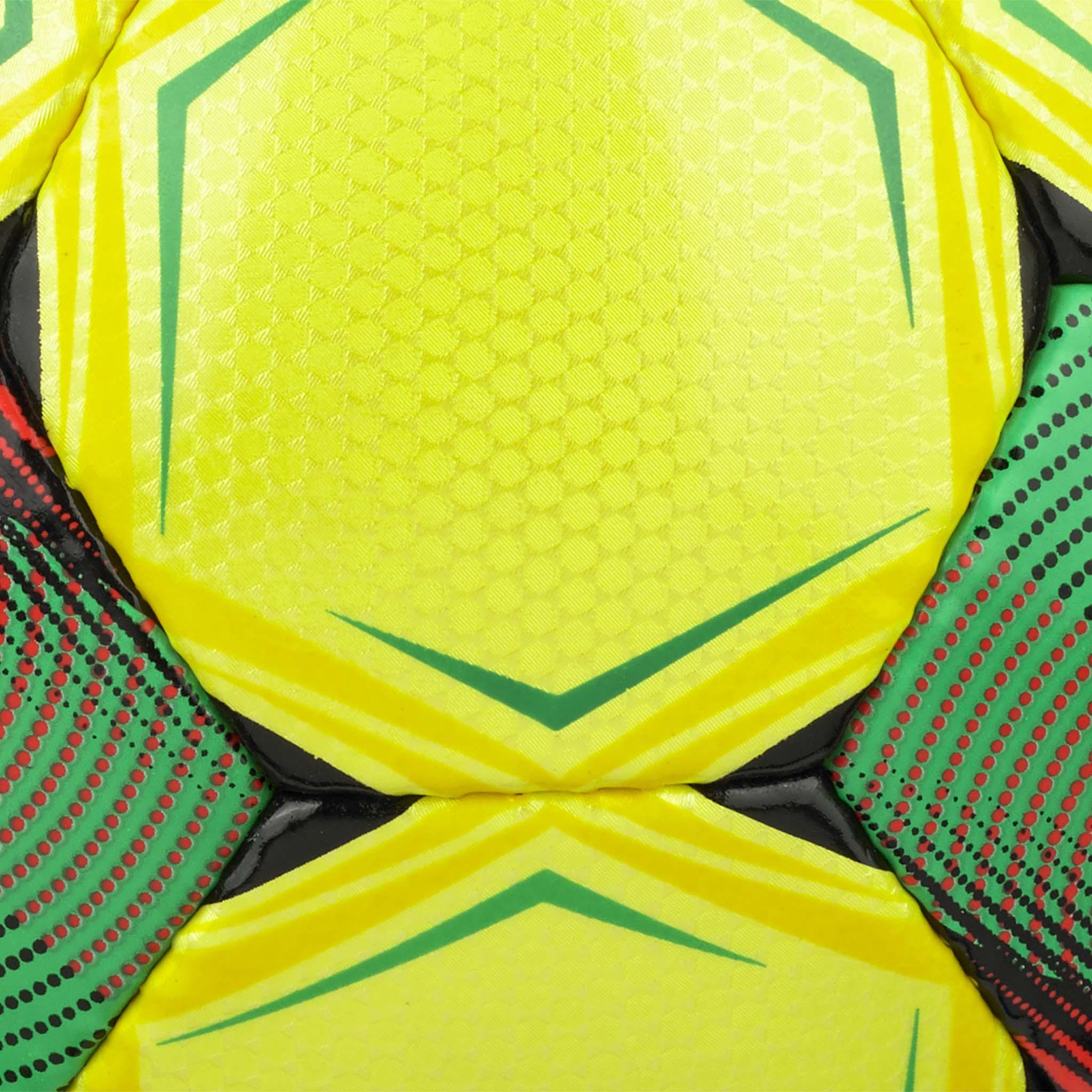 Närbild av Futsal Mimas v26 futsalboll, texturerad yta i gult, grönt, svart och rött.