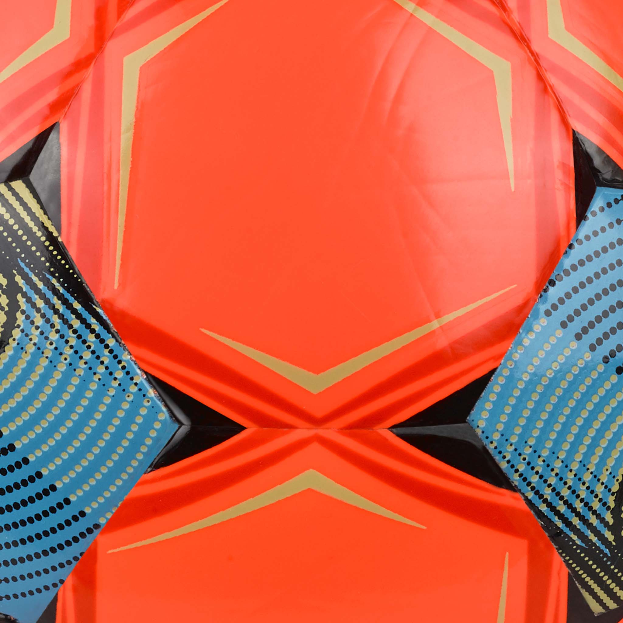 Närbild av Futsal Attack v26 fotboll med röd, blå, guld och svart paneldesign och geometriska mönster.