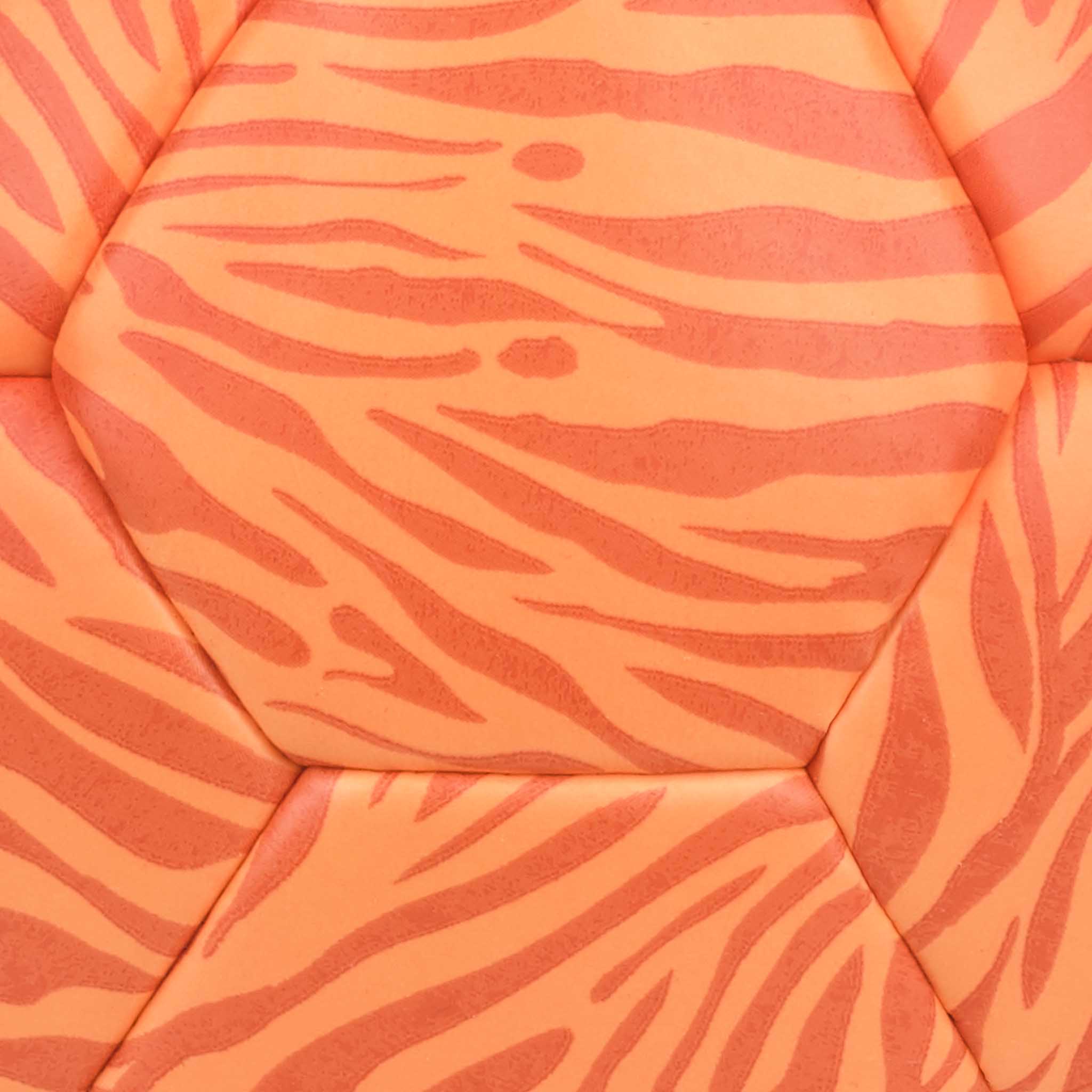 Närbild av Light Grippy v26 handboll, orange paneler med tigerrandigt mönster