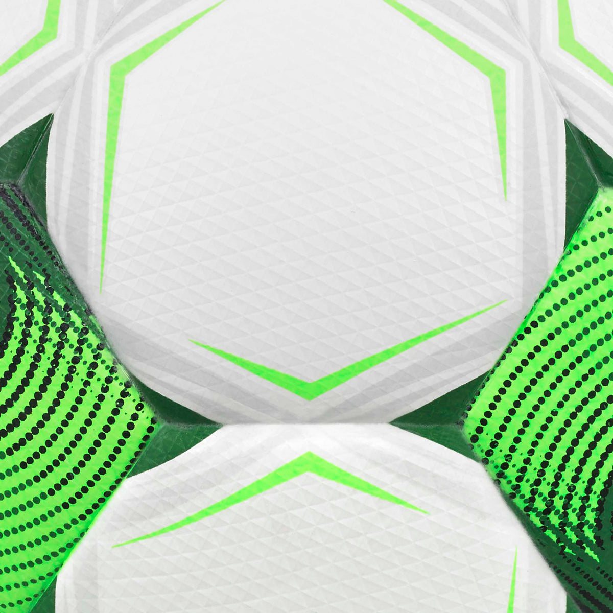Närbild av Pioneer v26 fotboll, vita paneler med gröna accenter och strukturerad yta.