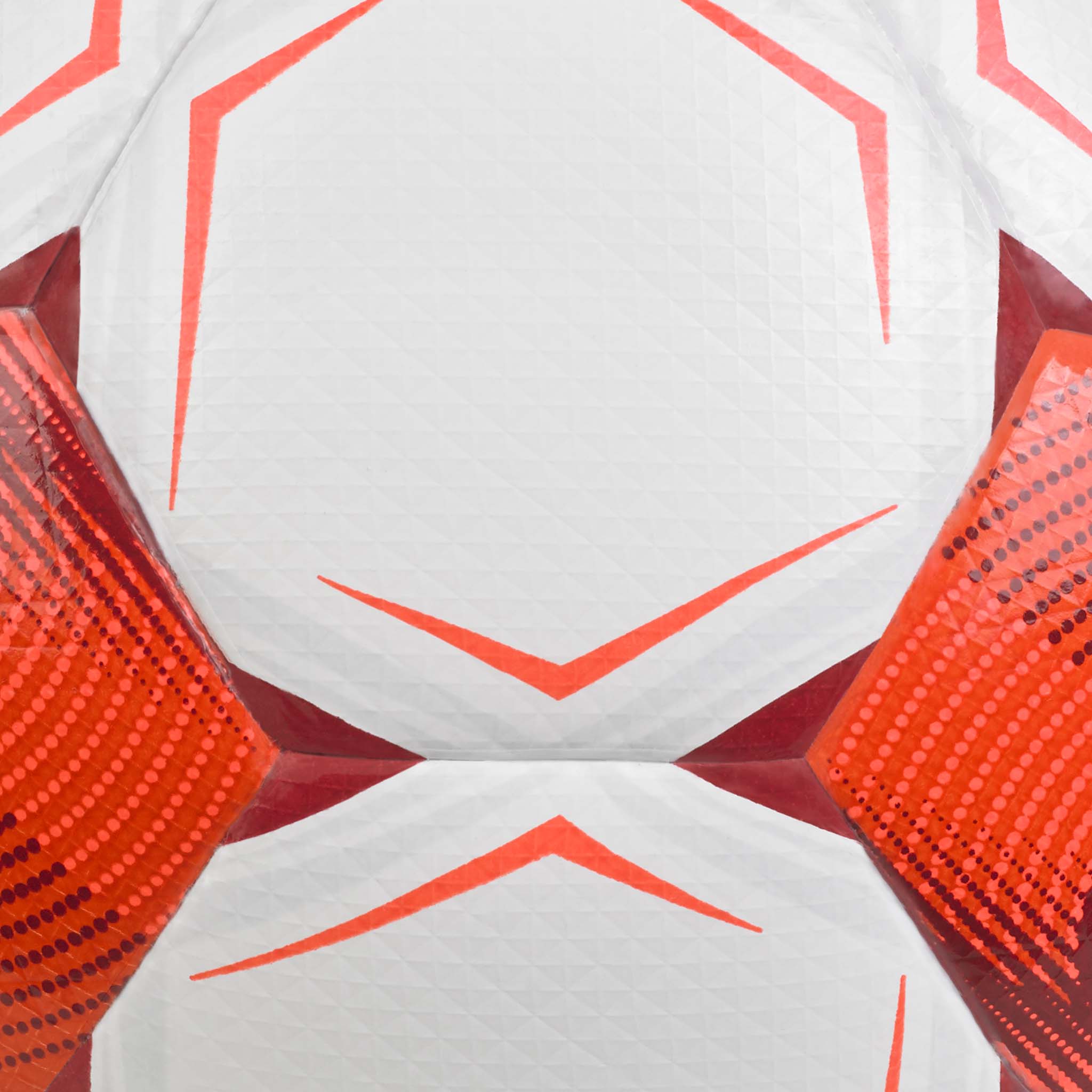 Närbild av vit och röd Futsal Samba v26 fotboll med texturerade paneler och ljusa accenter