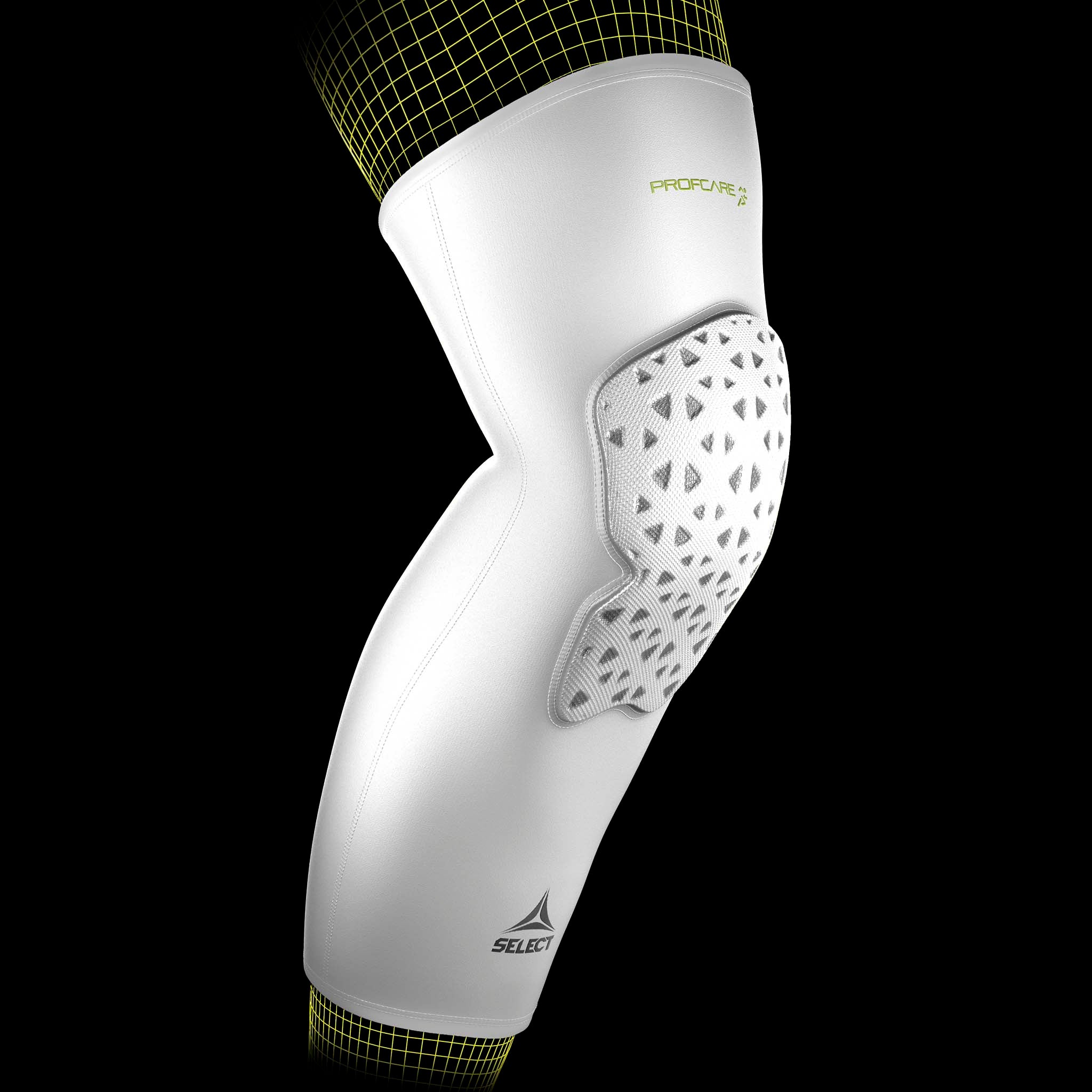 Vit Compression knee support long 6253, sportstöd med vadderad knädel, buren på ben av fotbollsspelare.
