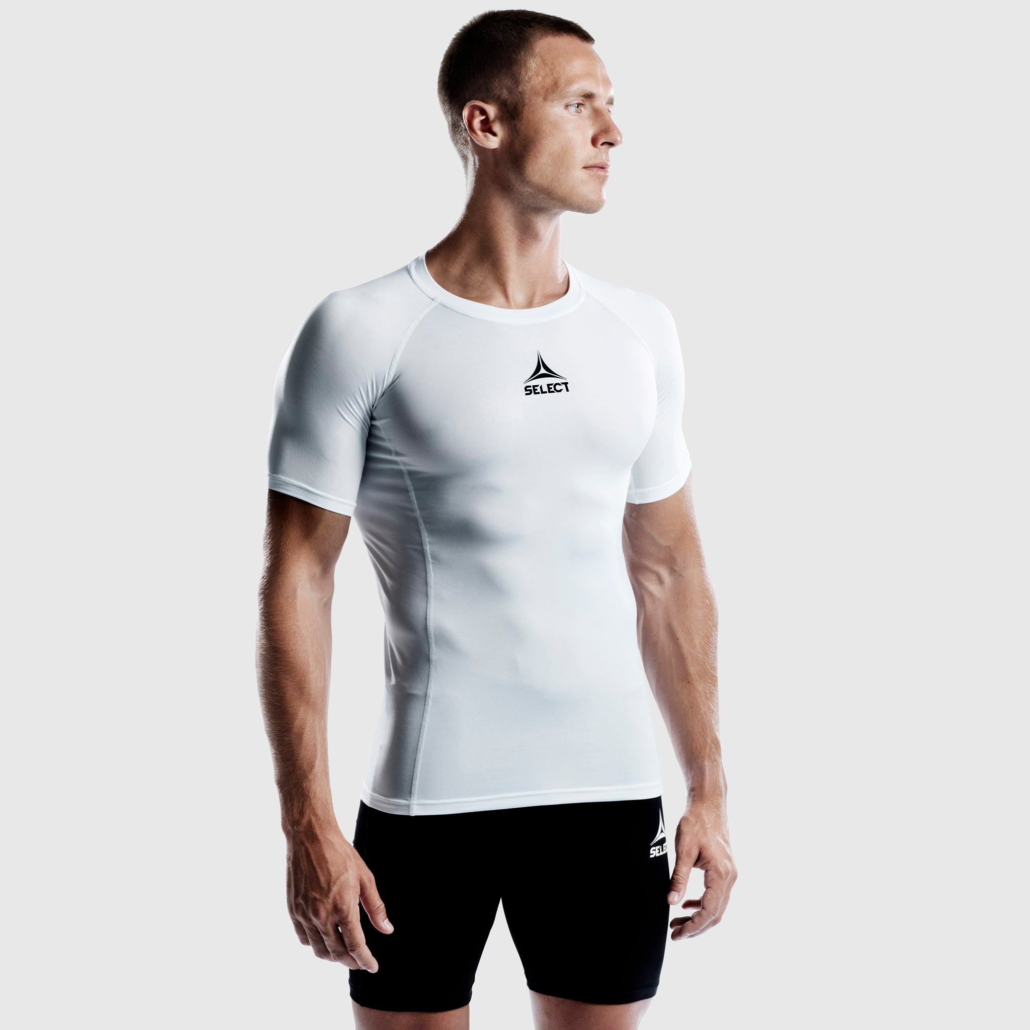 Manlig fotbollsspelare i vit Shirt S/S Baselayer, framifrån