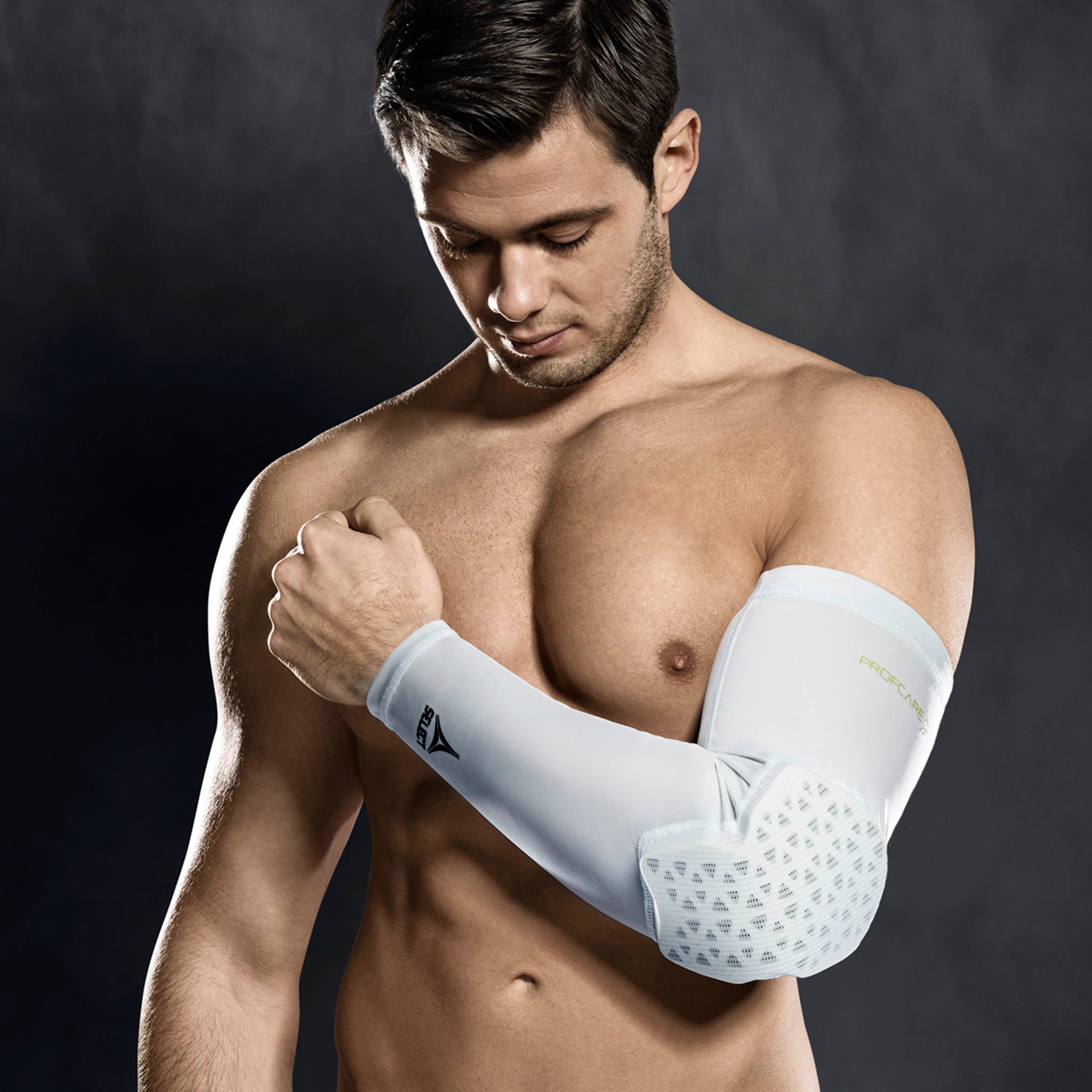 Mand iført hvid Compression elbow support long 6652 sportsstøtte, fodboldspiller, modelvisning