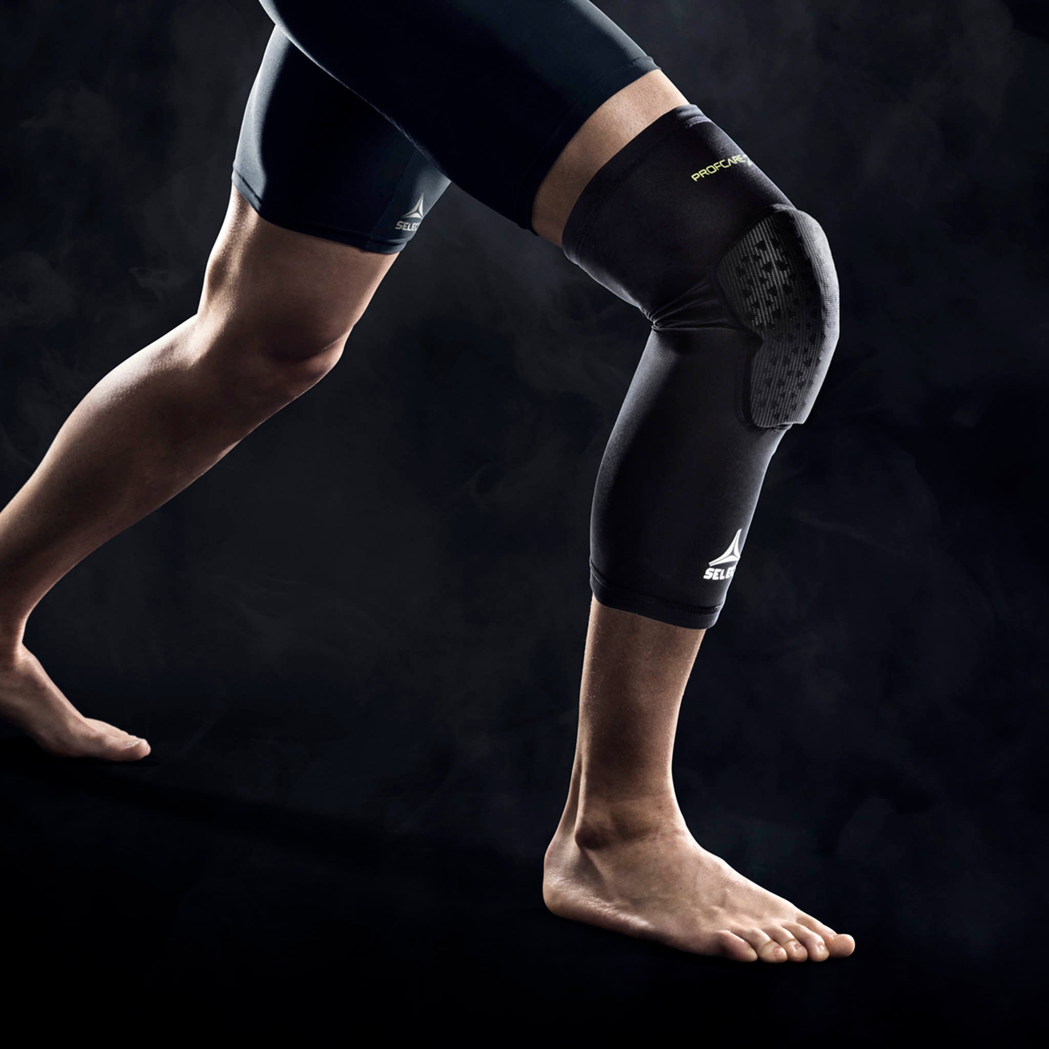 Fodboldspiller iført sort Compression knee support long 6253 sportsstøtte