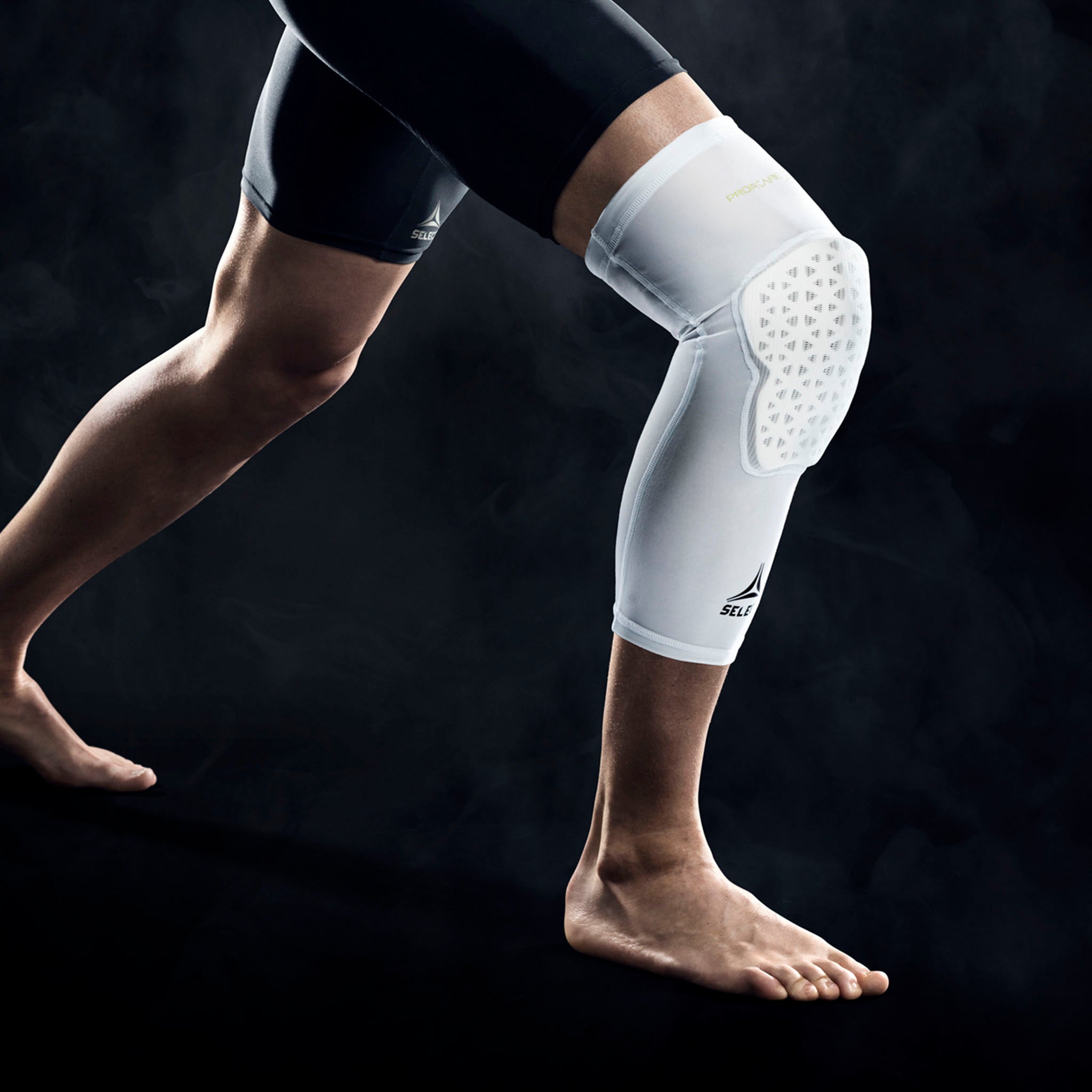 Hvid Compression knee support long 6253, sportsstøtte, båret af en fodboldspiller