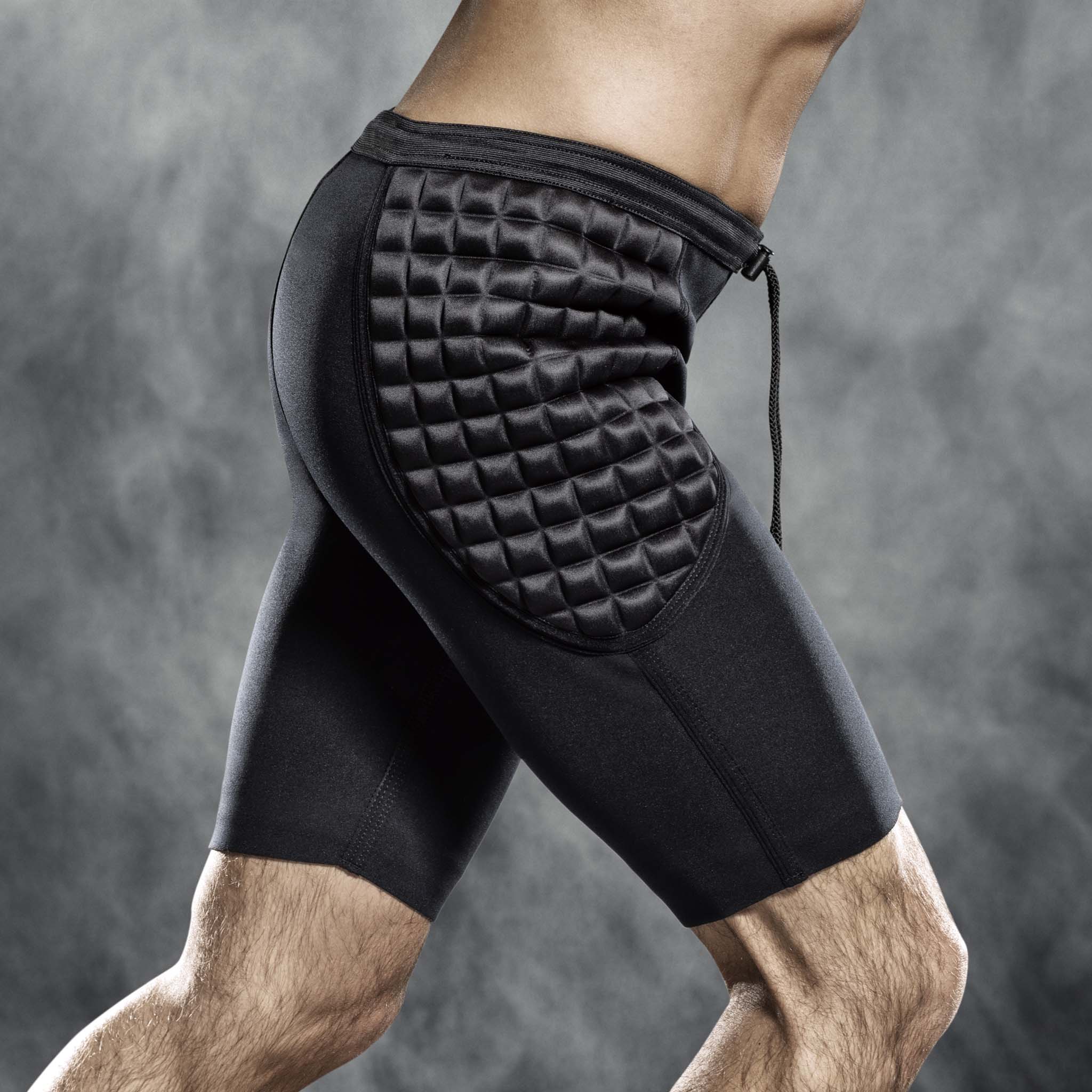 Sorte Goalkeeper pants 6420, sports support, båret af en mandlig fodboldspiller, set fra siden med polstrede paneler.
