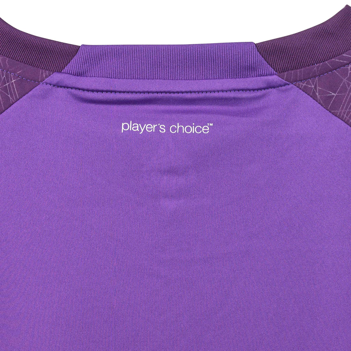 Närbild av lila Player shirt S/S Spain woman v25, Match & Training wear, med vit "player's choice"-text och ribbad krage.