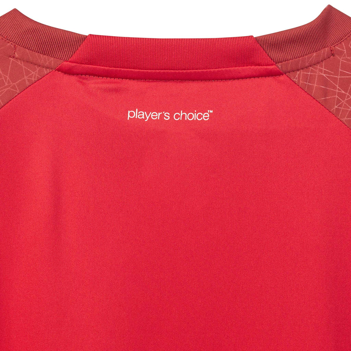 Närbild av röd Player shirt S/S Spain woman v25, Match & Training wear, med vitt "player's choice"-tryck och mönstrade axlar.