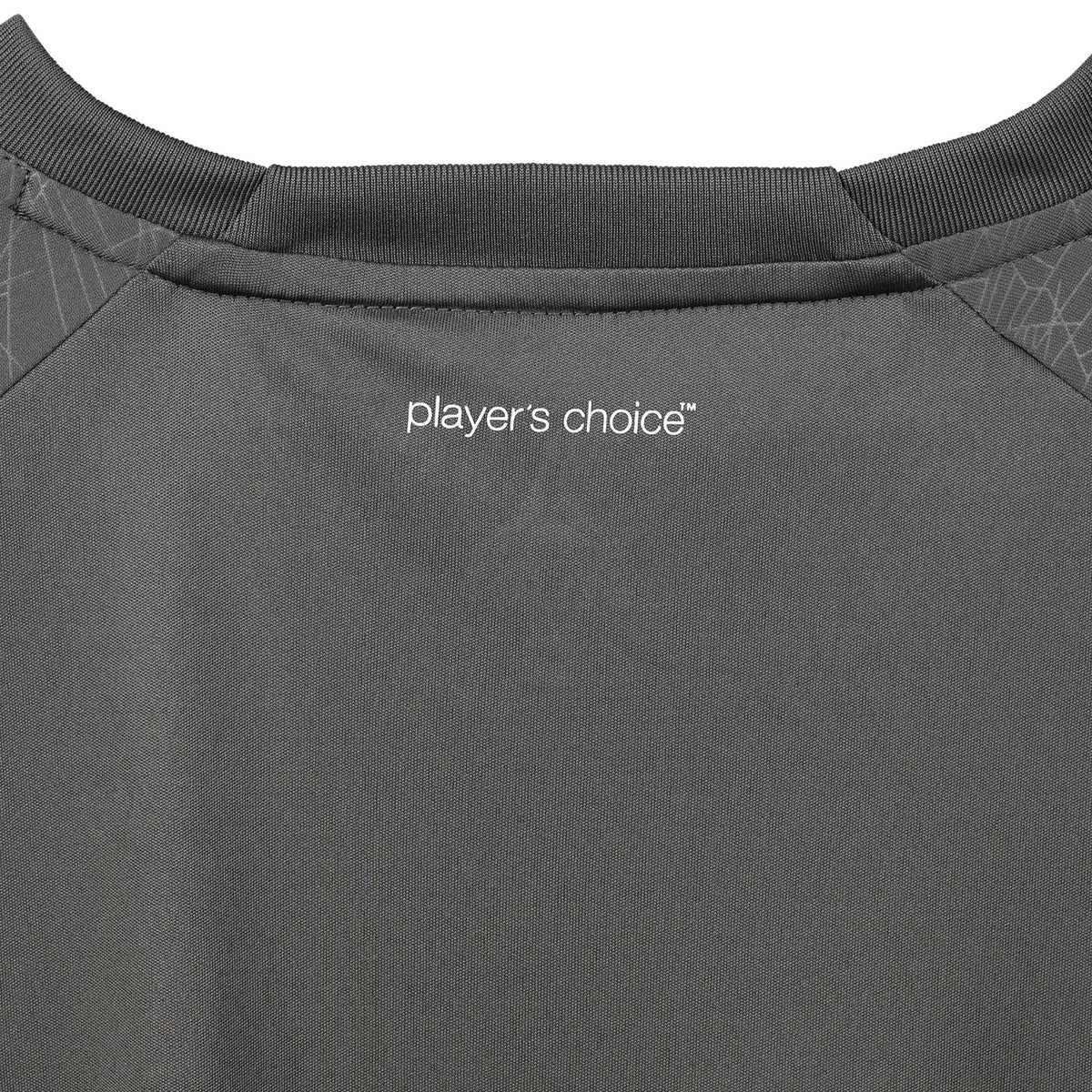 Närbild av grå Player shirt S/S Spain woman v25, Match & Training wear, halslinning med vitt "player's choice"-tryck.