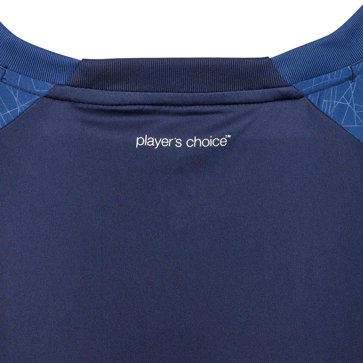 Närbild av marinblå Player shirt S/S Spain woman v25, Match & Training wear, vit "player's choice"-logga i nacken