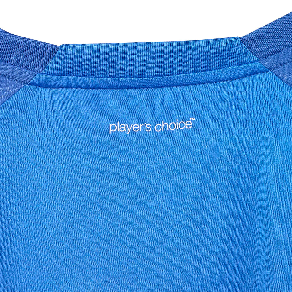Närbild av blå Player shirt S/S Spain woman v25, Match & Training wear, vit "player's choice"-logga och kragdetalj.