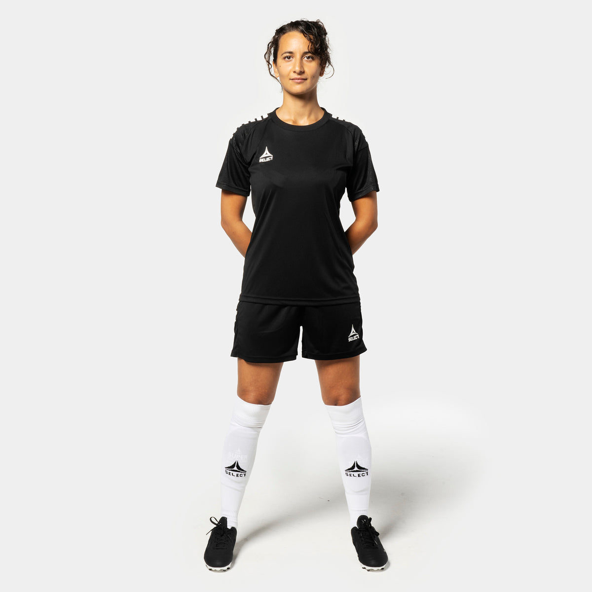 Kvinnlig fotbollsspelare i svart Player shirt S/S & shorts Spain woman v25, Match & Training wear, framifrån