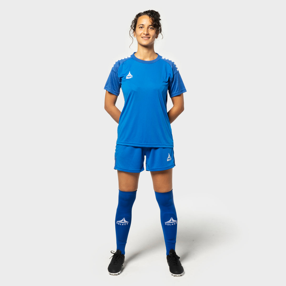 Kvinnlig fotbollsspelare i blåvit Spanien v25 tröja & shorts, match- och träningskläder, framifrån
