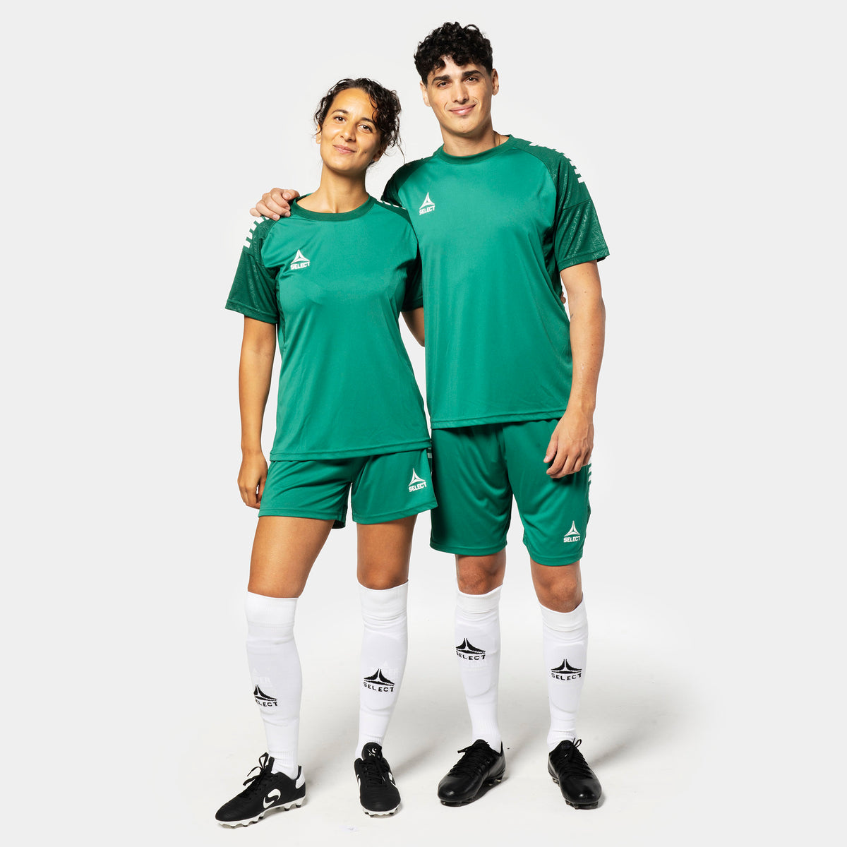 Fotbollsspelare i grön & vit Player shirt S/S Spain woman v25 & shorts, Match & Training wear, framifrån