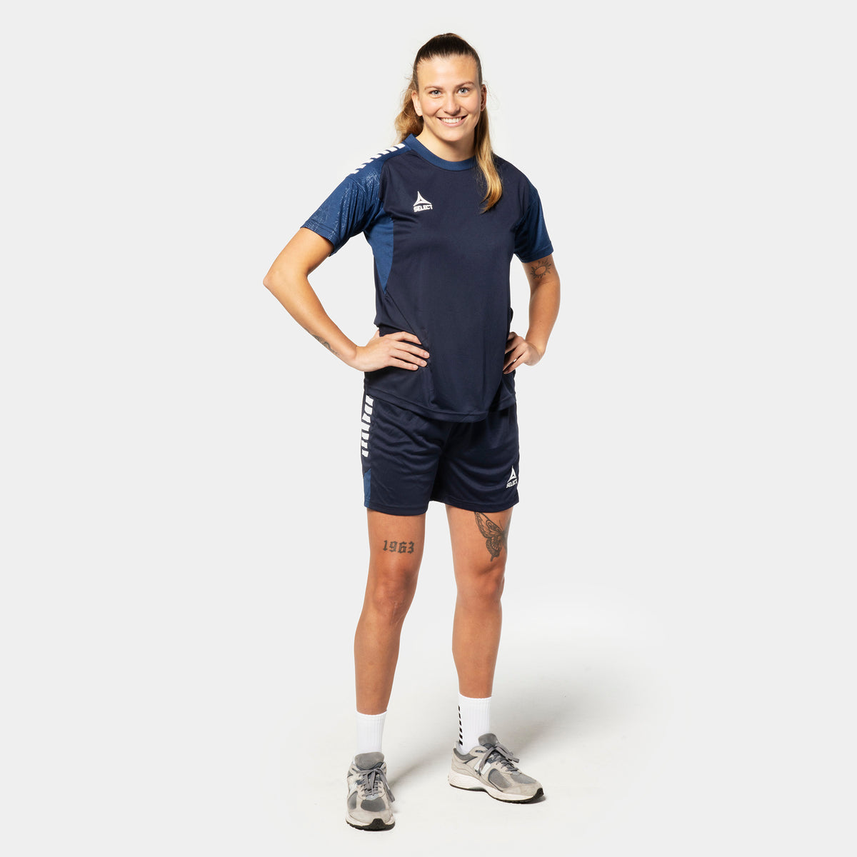 Kvinnlig fotbollsspelare i marinblå och vit Player shirt S/S & shorts Spain woman v25, Match & Training wear, framifrån.