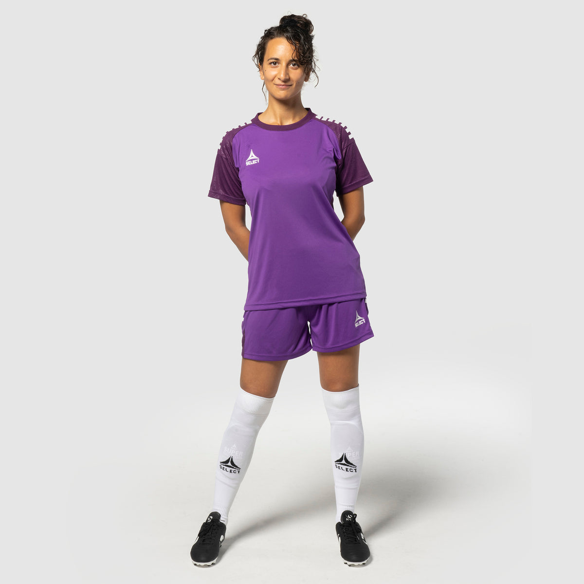 Kvinnlig fotbollsspelare i lila-vit Player shirt & shorts Spain woman v25, Match & Training wear, framifrån