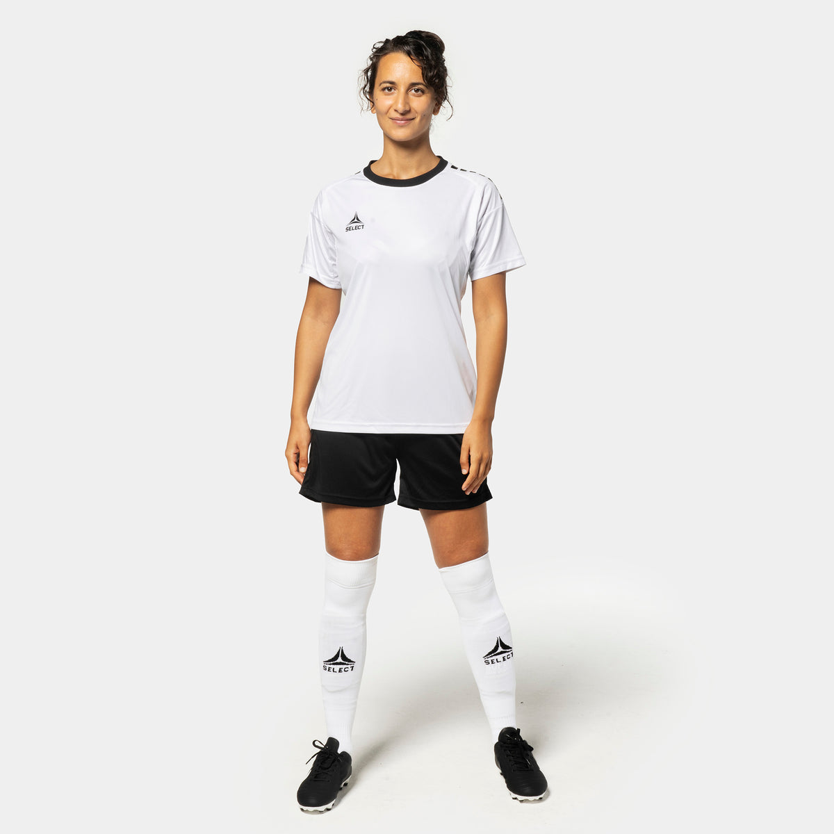 Kvinnlig fotbollsspelare i vit Player shirt S/S Spain woman v25 & svarta shorts, Match & Training wear, framifrån
