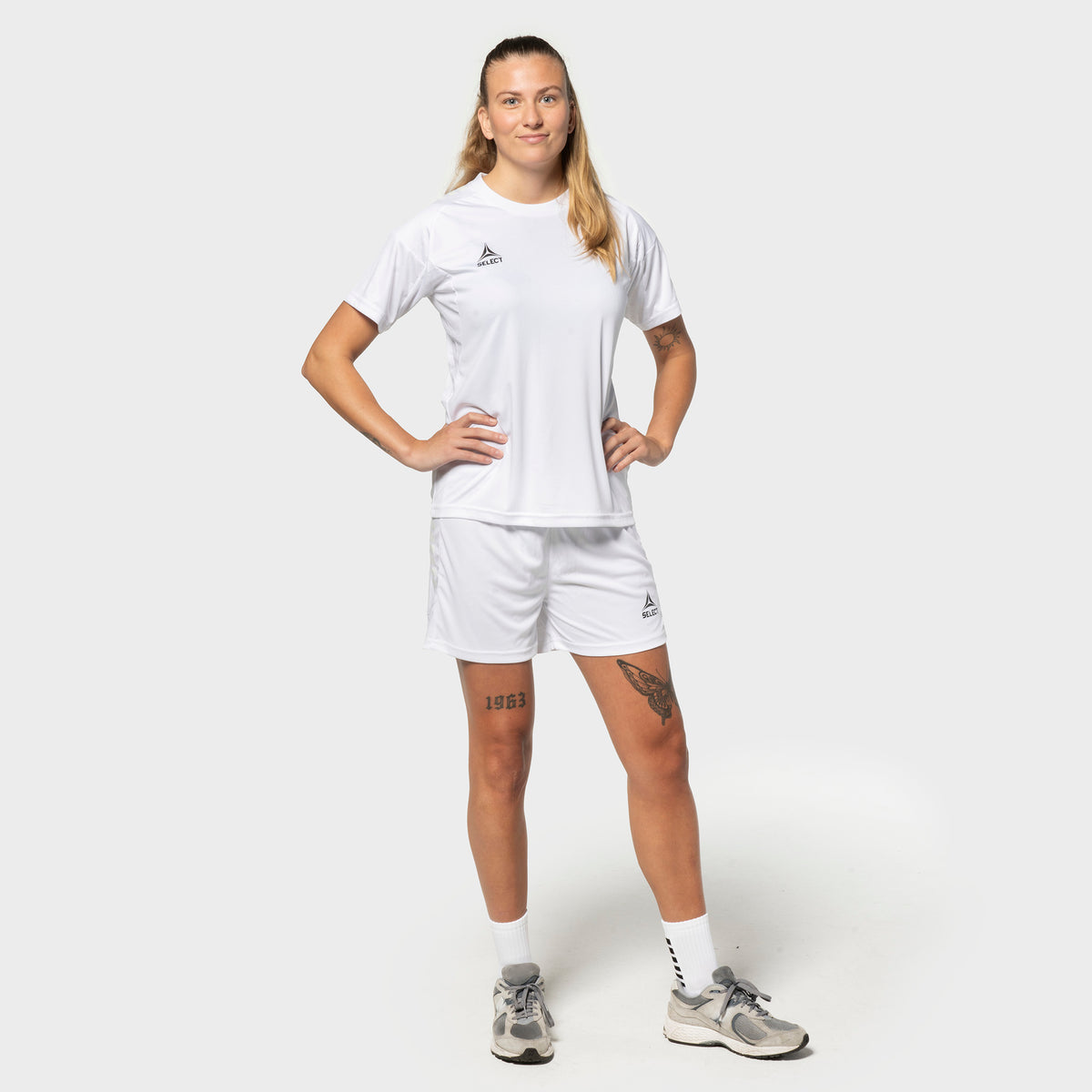 Kvinnlig fotbollsspelare i vit Player shirt S/S Spain woman v25 och Player shorts Spain woman v25, Match & Training wear