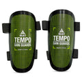 Framifrån av svart och grön Shin Guard Tempo v25 fotboll benskydd med remmar