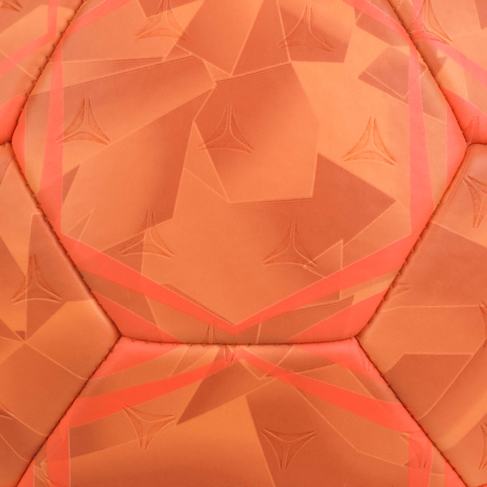 Närbild av orange Mundo v26 handboll med texturerade paneler och stjärnmönster