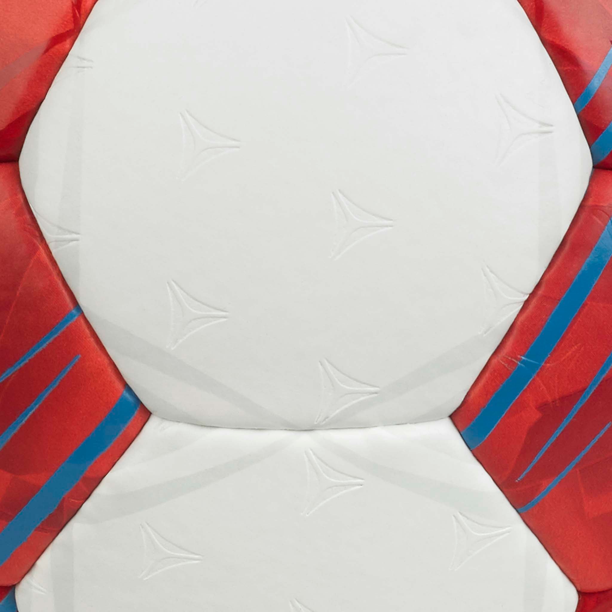 Närbild av Ultimate v26 handboll, vita paneler med präglade stjärnor och röda och blå detaljer.