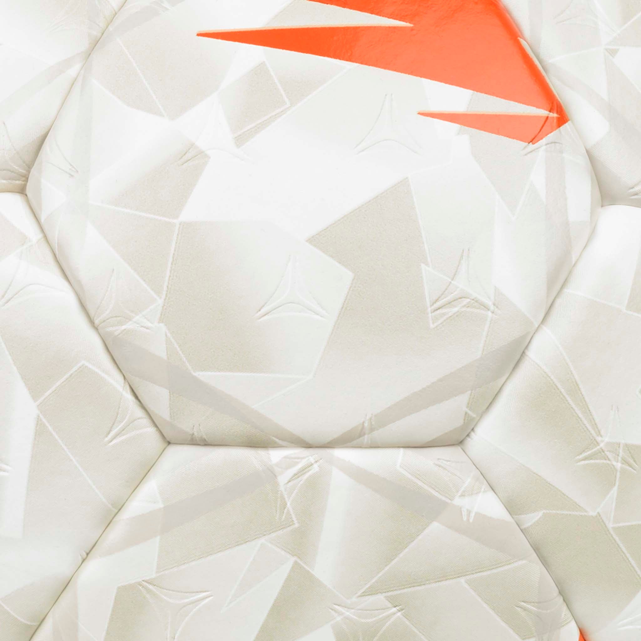 Närbild av Ultimate EHF European League v26 handboll, vita paneler med stjärnmönster och orange accent.