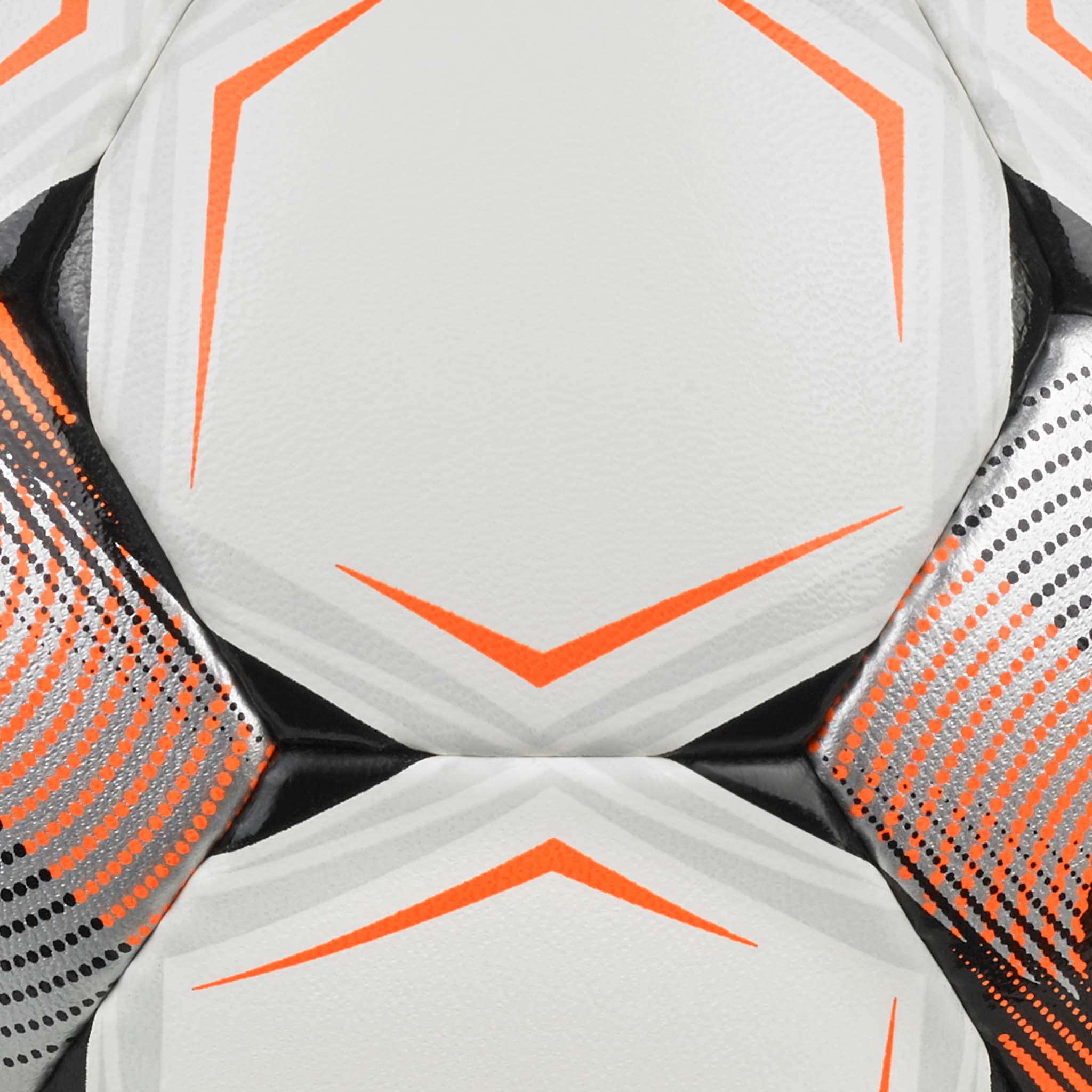 Närbild av Futsal Master v26 futsalboll med vita paneler och orange och svarta detaljer.