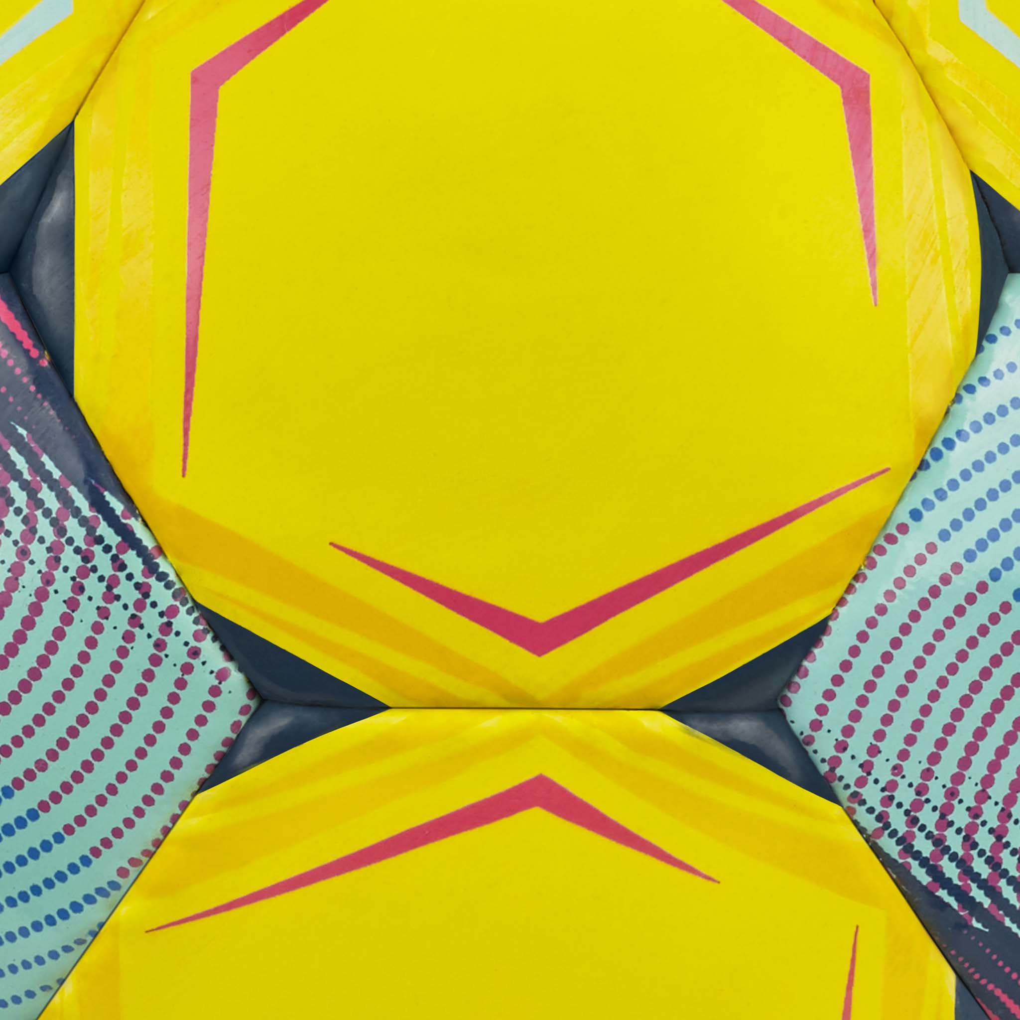 Närbild av Futsal Street v26 fotboll, gul yta med rosa, blå och mörkblå paneldetaljer.