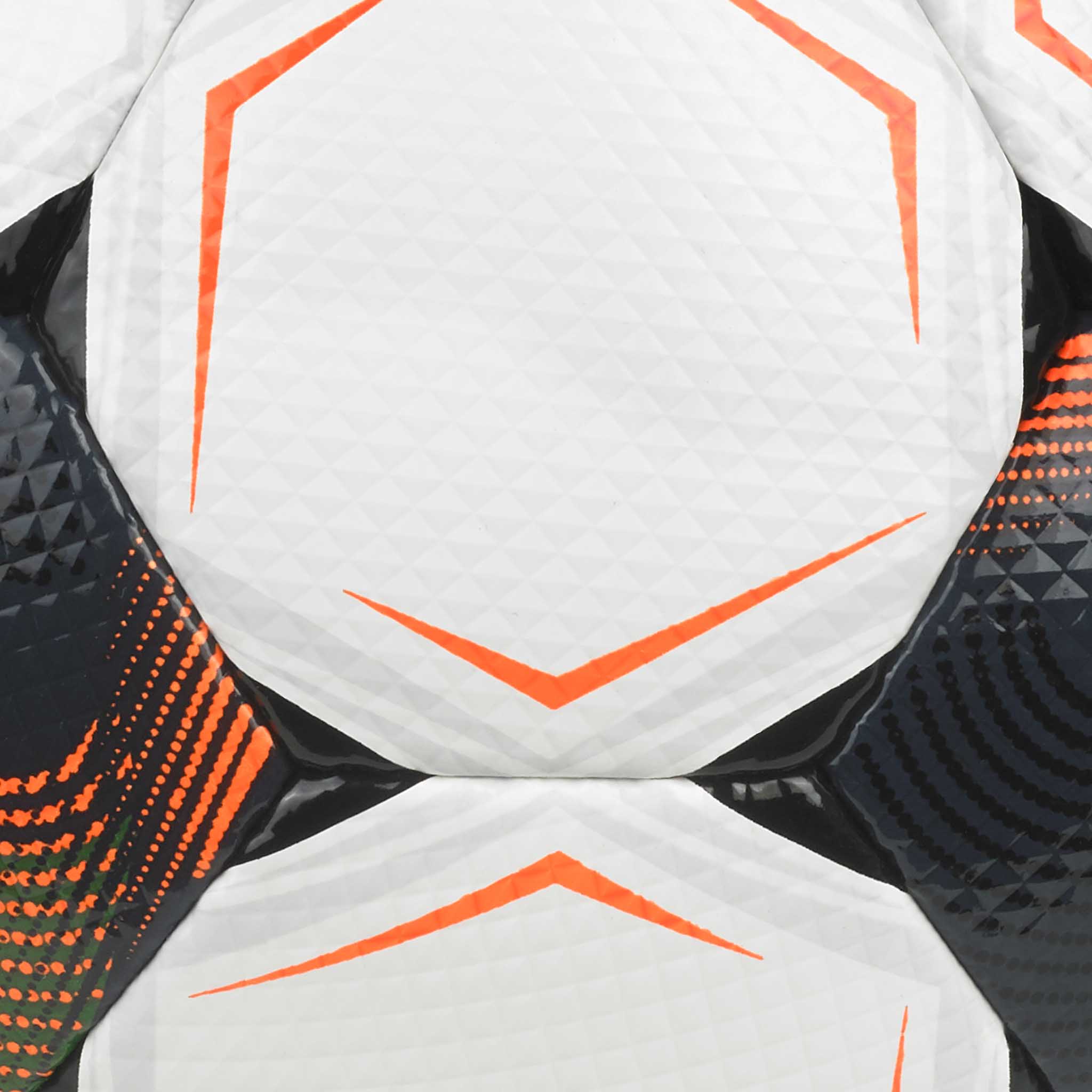 Närbild av Futsal Planet v26 futsalboll med vita paneler, orange accenter och svart strukturerad detalj.