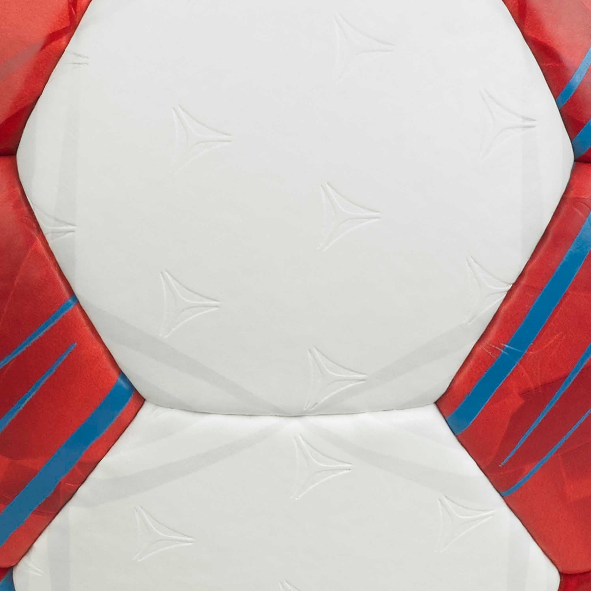 Närbild av Ultimate Replica v26 handboll med vita strukturerade paneler och röda och blå detaljer.