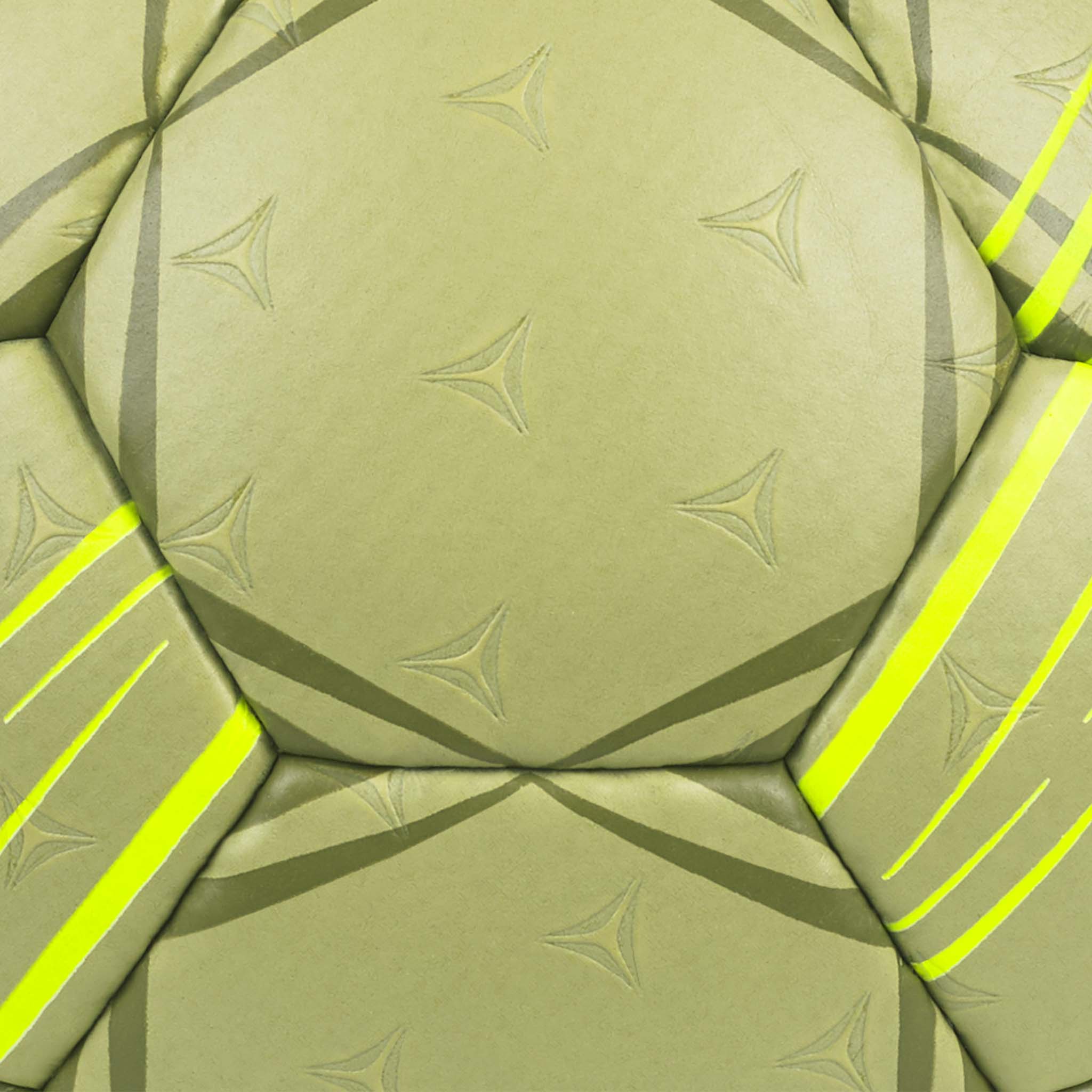 Närbild av HB Circuit 450 v26 handboll i olivgrön med neongula ränder och stjärnmönstrade paneler.