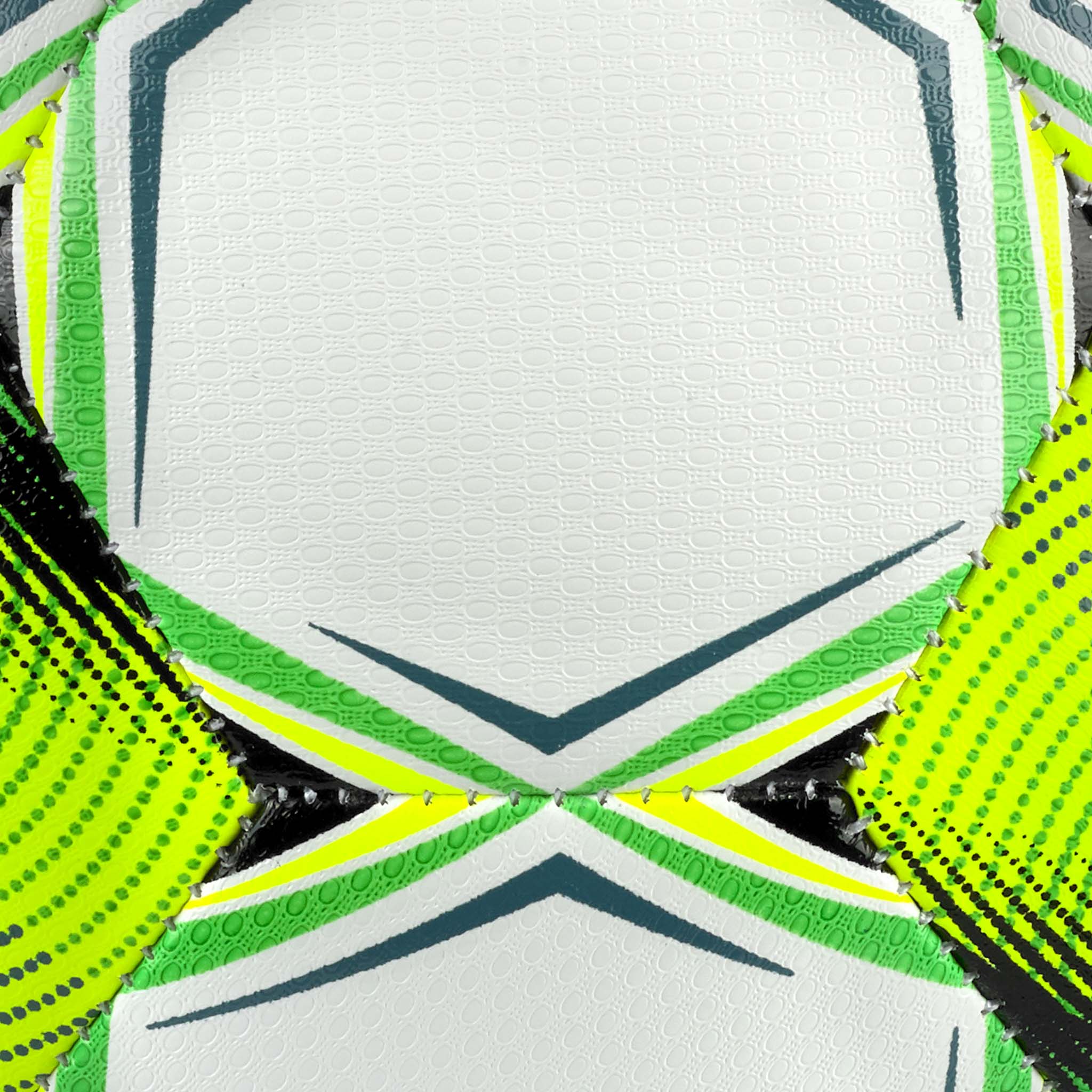 Närbild av Brillant Replica 3F Superliga v26 fotboll, vit med gröna, gula och mörkt blågröna paneldetaljer.