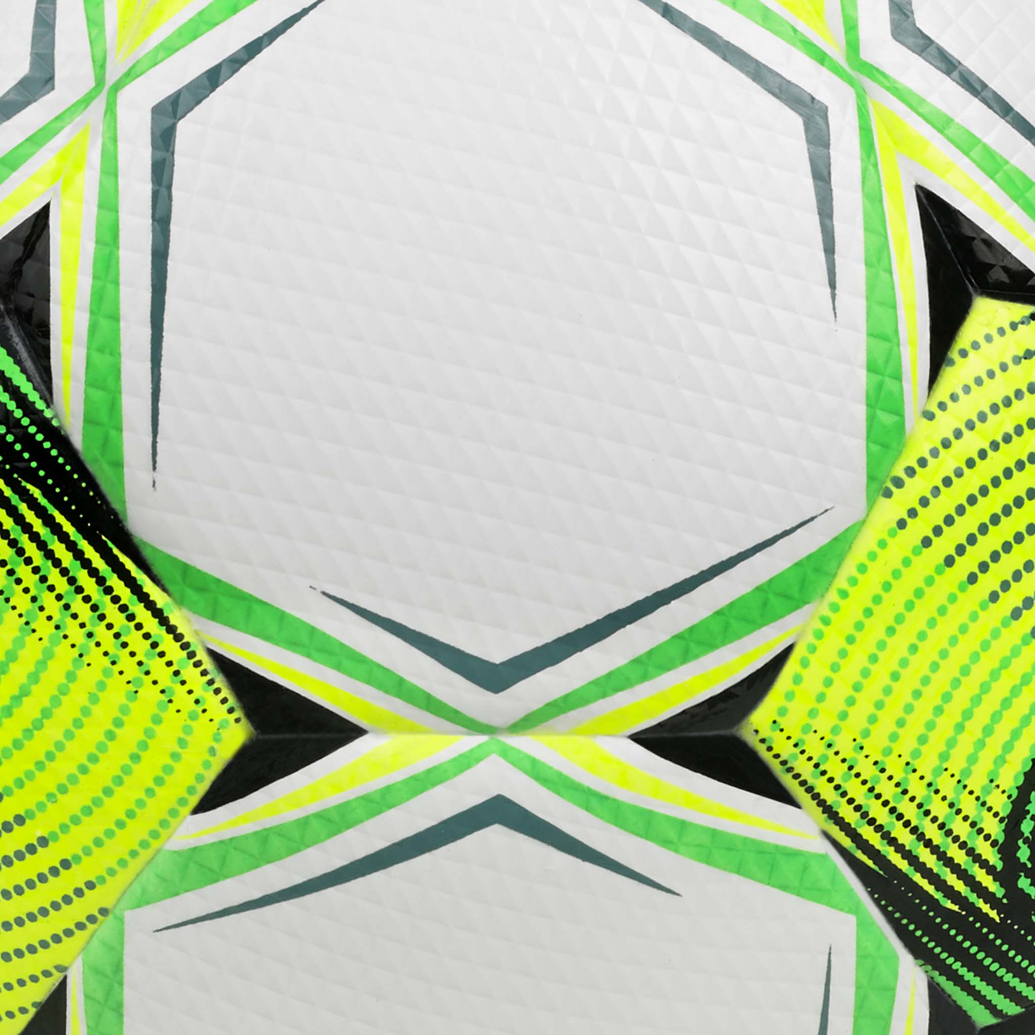Närbild av Brillant Super UZ 3F Superliga v26 fotboll med vita texturerade paneler och gröna, svarta och grå detaljer.
