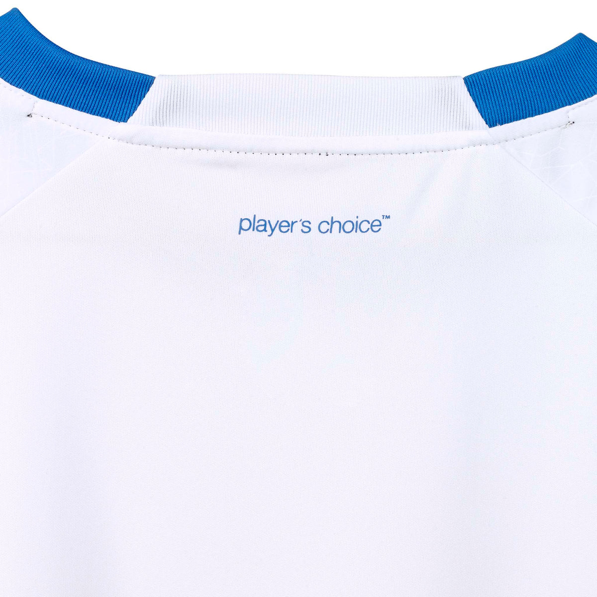 Närbild av vit Player shirt S/S Spain woman v25 fotboll Match & Training wear med blå krage, "player's choice"-text